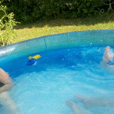 Chez Tatie San, c'est bien la piscine aussi!