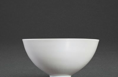 A rare tianbai-glazed incised and anhua-decorated 'lianzi' bowl, Ming dynasty, Yongle period 