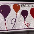 Carte d'anniversaire avec envolée colorée de montgolfières