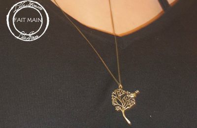 Collier l'oiseau sur l'arbre