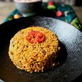 Riz jollof ouest-africain au boeuf sauté, salade kachumbari des Grands Lacs