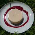 Panna cotta au tourron ,coulis de framboises