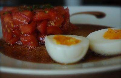 Tomate et oeuf tout juste dur sauce vinaigrette balsamique et huile d'olive...