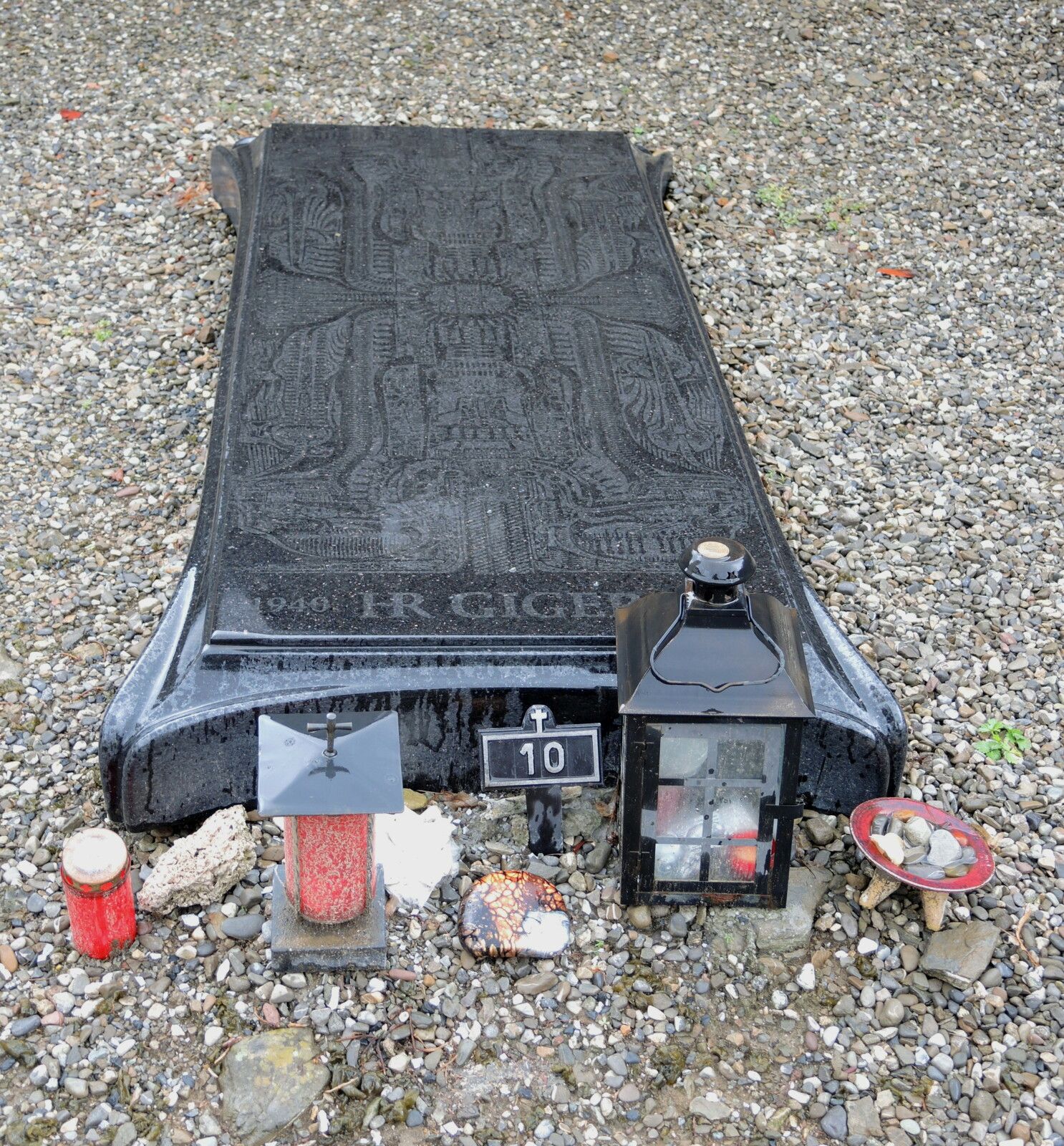 Gruyères, cimetière, tombe de HR Giger (Suisse)
