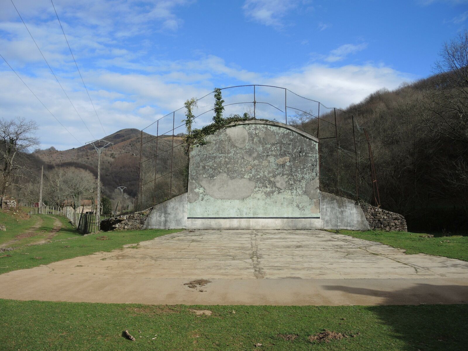 Aritzakun, village abandonné, fronton (Espagne)
