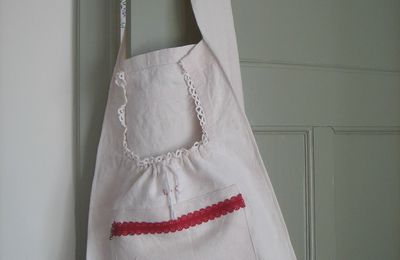 AVEC UNE ROBE DE NUIT ANCIENNE EN LIN J'AI CREE UN SAC DE GRANDE CONTENANCE ET LE MODELE S'APPELLE " LE SAC MARTINE"