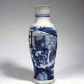 Vase de forme balustre en porcelaine blanche décorée en bleu sous couverte de personnages dans un pavillon près d'une forêt. Epo