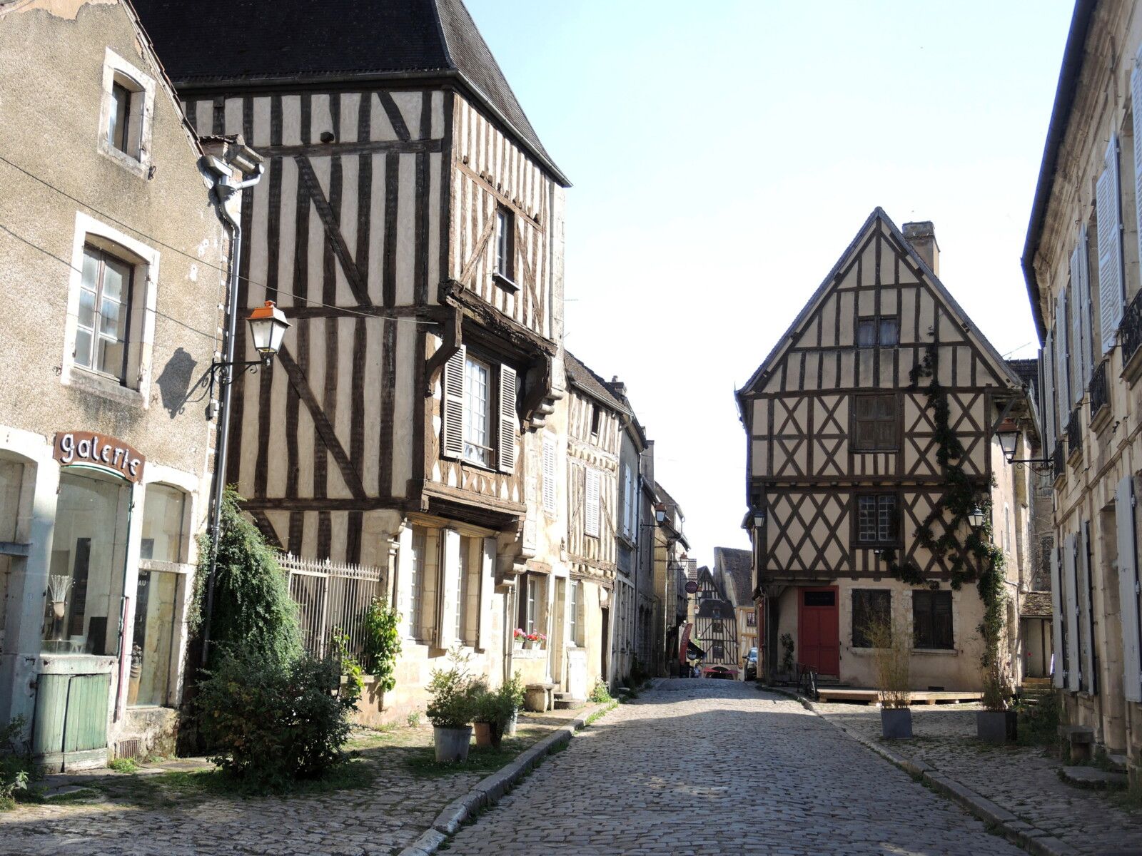 Noyers-sur-Serein, grande rue. (89)