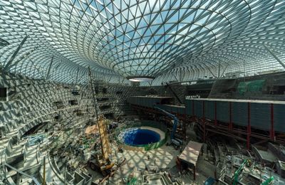 La cascade intérieure géante de l’architecte Safdie bientôt prête pour l'aéroport Singapour 
