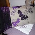 Coussin rectangulaire en lin brodé fleurs et taffetas violet