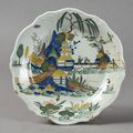 Sinceny. Assiette à décor polychrome en plein de deux Chinois, XVIIIe siècle