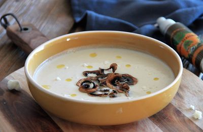 CREME DE CHOU FLEUR A LA TRUFFE ET CHAMPIGNONS DE PARIS SECHEES