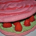 grand macaron aux fraises 