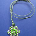 Collier : fleur pied de poule et vert pomme