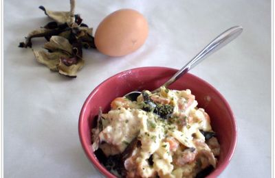 Oeufs brouillés au saumon fumé & champignons noirs