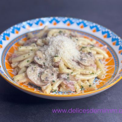 Macaroni au jambon et aux champignons, sauce au parmesan