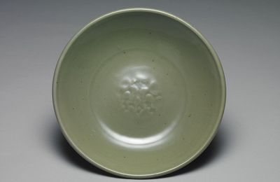 Dish with incised floral design. Longquan ware. Yuan-Ming dynasty, 14th century