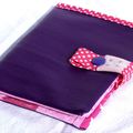 Porte-cartes girly en simili cuir souple violet, doublure fuchsia avec étoiles et pois