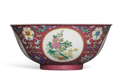 A large blue and white and ruby-ground famille-rose sgraffiato 'medallion' bowl, Seal mark and period of Jiaqing