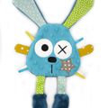 Doudou lapin bleu jaune vert