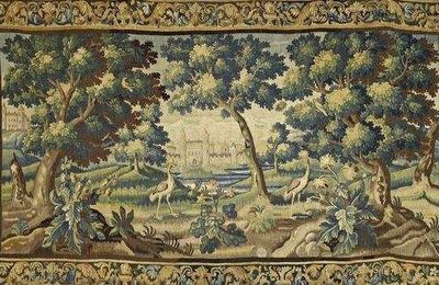 Aubusson. Tapisserie à décor d'architectures et volatiles en premier plan sur fond de verdure, bordure à décor de rinceaux
