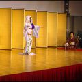 Maikos dansant sur une scène d’Otsu
