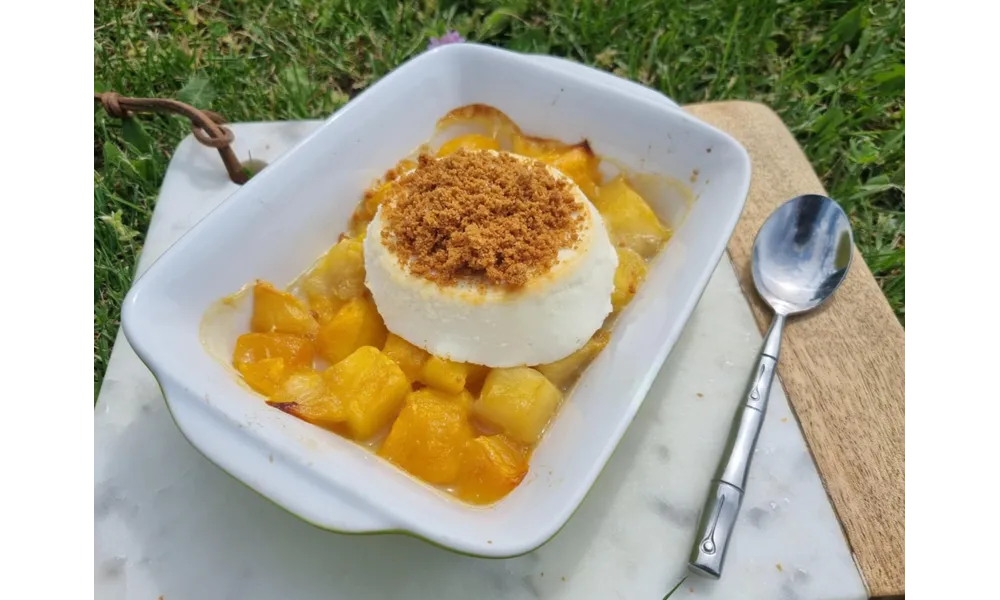 Ricotta rôtie à la mangue, miettes de spéculoos