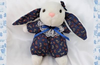 Doudou Peluche Lapin Assis Blanc Bleu Motif Noeud Col Dentelle Vintage Jemini