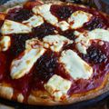 Pizza à la tomate, mozzarella et oignons