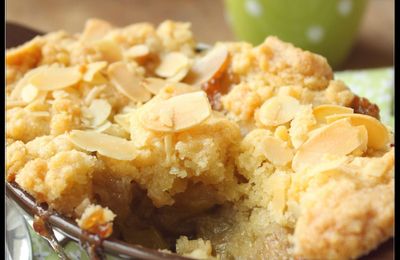 Crumble printanier à la rhubarbe et aux amandes.