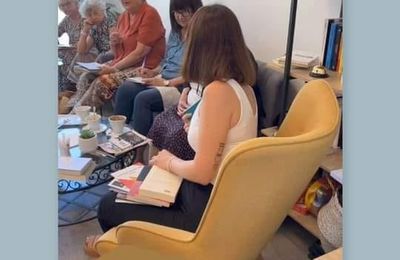 UNE PETITE PHOTO DU CAFE LITTERAIRE D'HIER APRES-MIDI AVEC ELISE DES LIVRES...