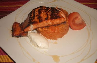 Saumon mariné au miel, riz à la tomate et à l'ail