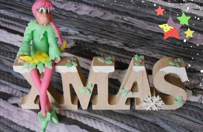 Miss Flocons sur sa décoration de Noël en bois ❄