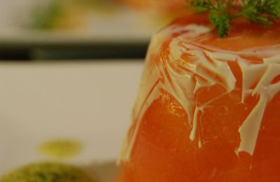 Aspic aux deux saumons, huile d'aneth et purée d'oignons