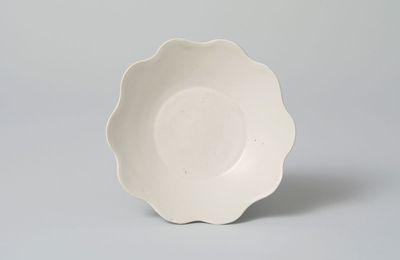 White porcelain foliate-rim dish 'Guan' inscription, Ding ware, Five Dynasties, 10th century
