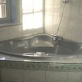 appartement à vendre T2 51 m² à Roanne 45000 euros salon chambre grande cuisine équipée salle de bains baignoire d'angle