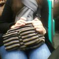 Cuisses de femmes en jeans dans le métro