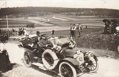 Quid de ces deux cartes photos de militaires et officiels en autos ?