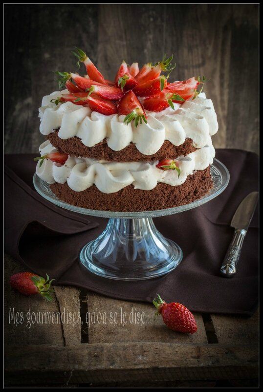 layer cake chocolat, desser fete des mères, grand mère, fraises, chantilly