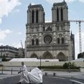 Paris : Le parvis de Notre-Dame, fermé depuis plus d'un an, a rouvert dimanche, partagé par Françoise ALBERGE