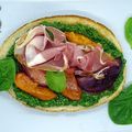 bruschetta aux fruits d'été, pesto de roquette et jambon cru