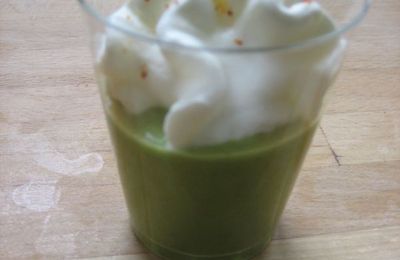 Velouté de petits pois à la coriandre & chantilly au lard