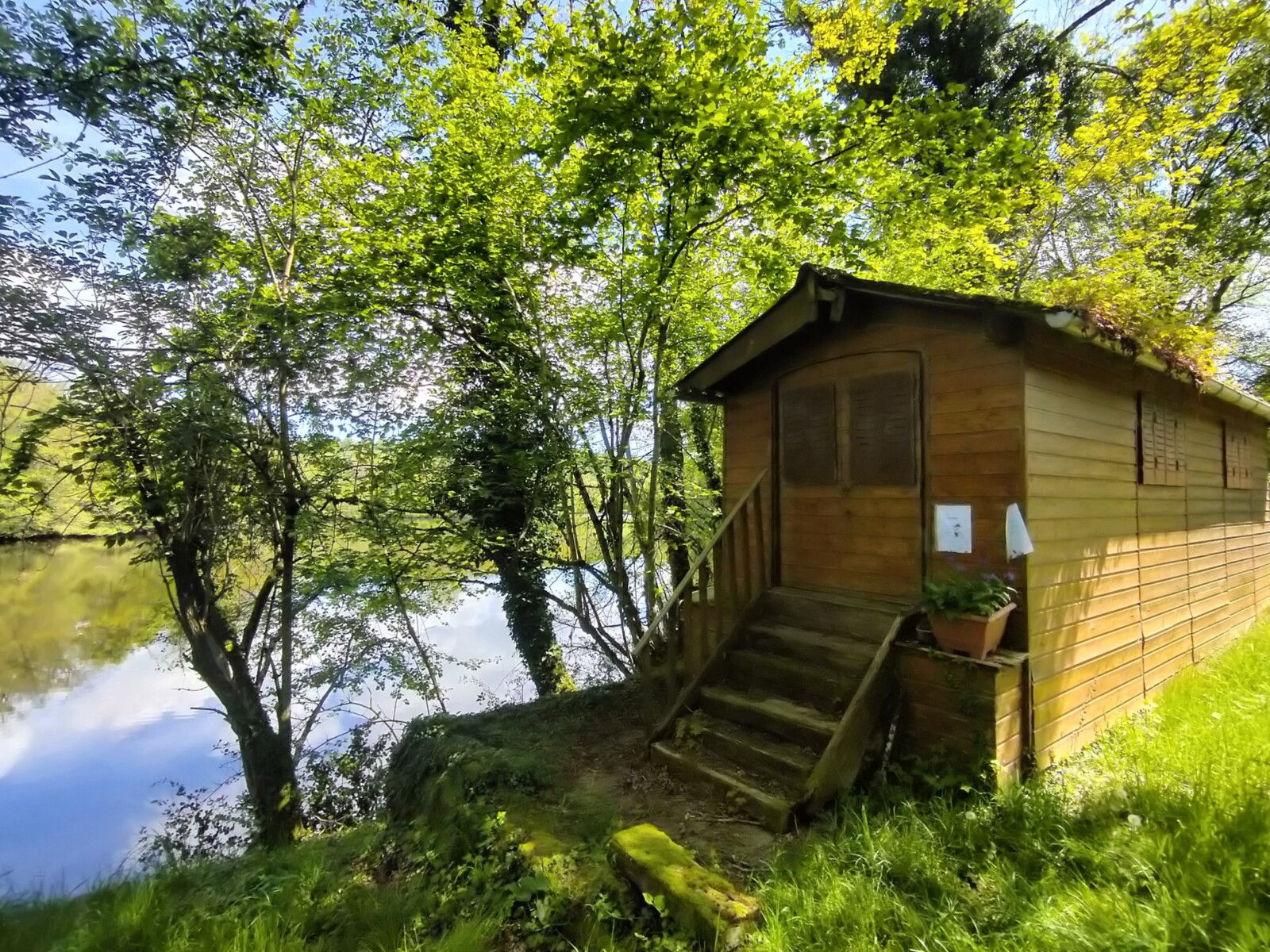 Préporché, l'étang Boirée, bord d'étang, cabane. (58)