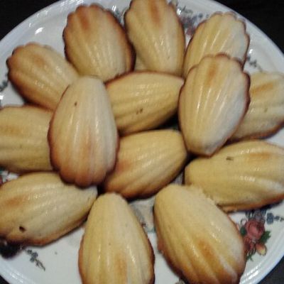 Madeleines sucrées Ingrédients : 2 gros oeufs -