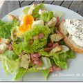 Salade au Chèvre chaud, Lardons, Croutons, Oeuf mollet, Vinaigrette à la Framboise et Moutarde