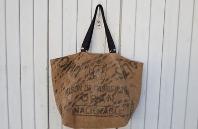 Grand cabas en toile de jute d'un ancien sac a