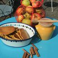 Un goûter d'enfants à la ferme et sous le soleil: pancakes au lait ribot, pomme et cannelle