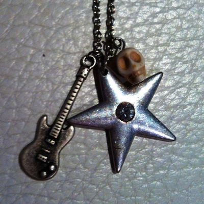 Sautoir très Rock !!!!! tête de mort, étoile et