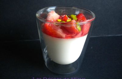 Panna cotta à la lavande et son tartare de fraises, saveur macaron