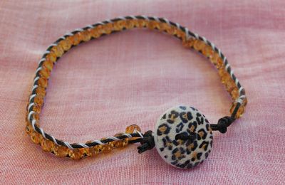 bracelet wrap : bouton léopard, cordon en coton ciré, facettes swarovsky marron